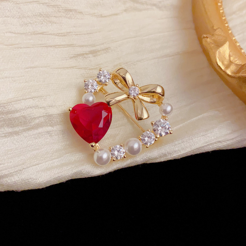 Wholesale of cross-border light luxury, versatile, super dazzling bow, full diamond heart brooch, high-end and fashionable accessories