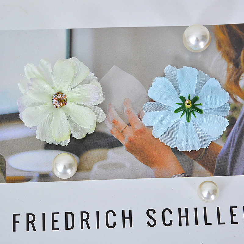 Small daisies, small chrysanthemum flower heads, DIY handcrafted artificial flowers, fake flowers, retro hair accessories, flower hairpins, clothing, photography, decorative flowers Specification image
