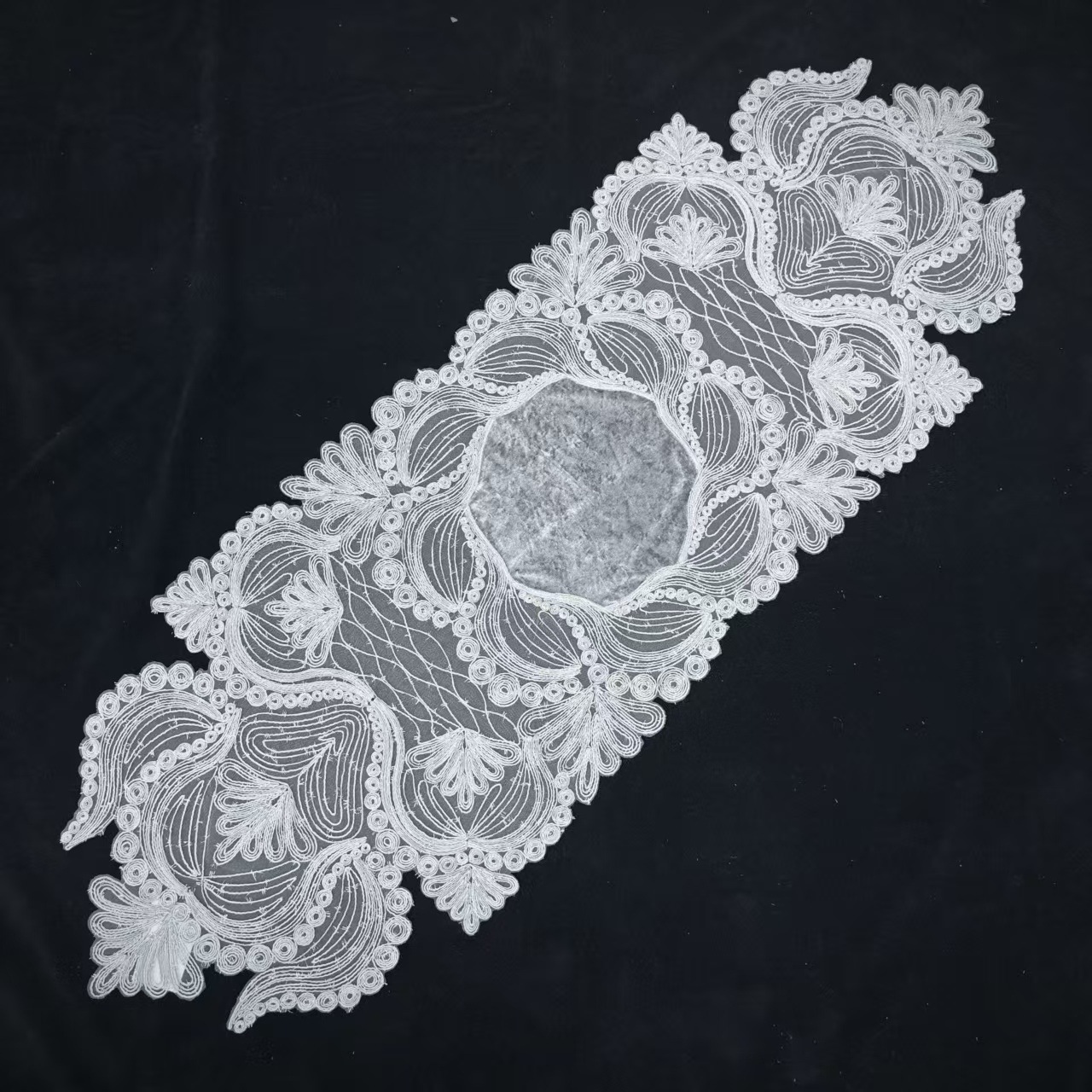 European-style rope-embroidered luxurious table MATS, dining tables, coffee tables, fabric table flags, high-end TV cabinets, embroidered tablecloths, table flags Application Scenario