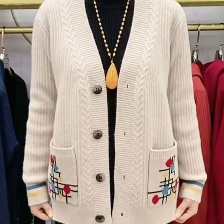 A loose knitted cardigan for middle-aged and elderly people in spring and autumn, paired with a new double-pocket jacket from 2024, is a fashionable and youthful women's wear