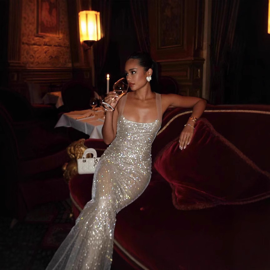 This European and American design, with a dazzling and elegant halter dress, exudes a fashionable, sexy and form-fitting style that fits the buttocks Application Scenario