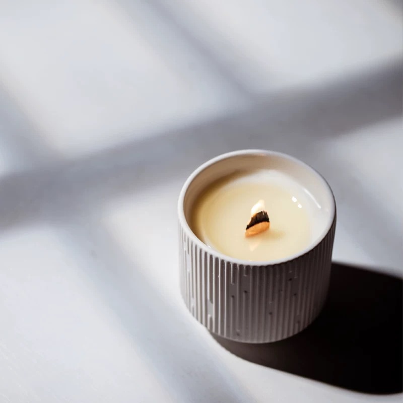 Wholesale of home ceramic striped bedroom room, Christmas smokeless aromatherapy essential oil, wooden core candles, wax candles and incense candles Application Scenario