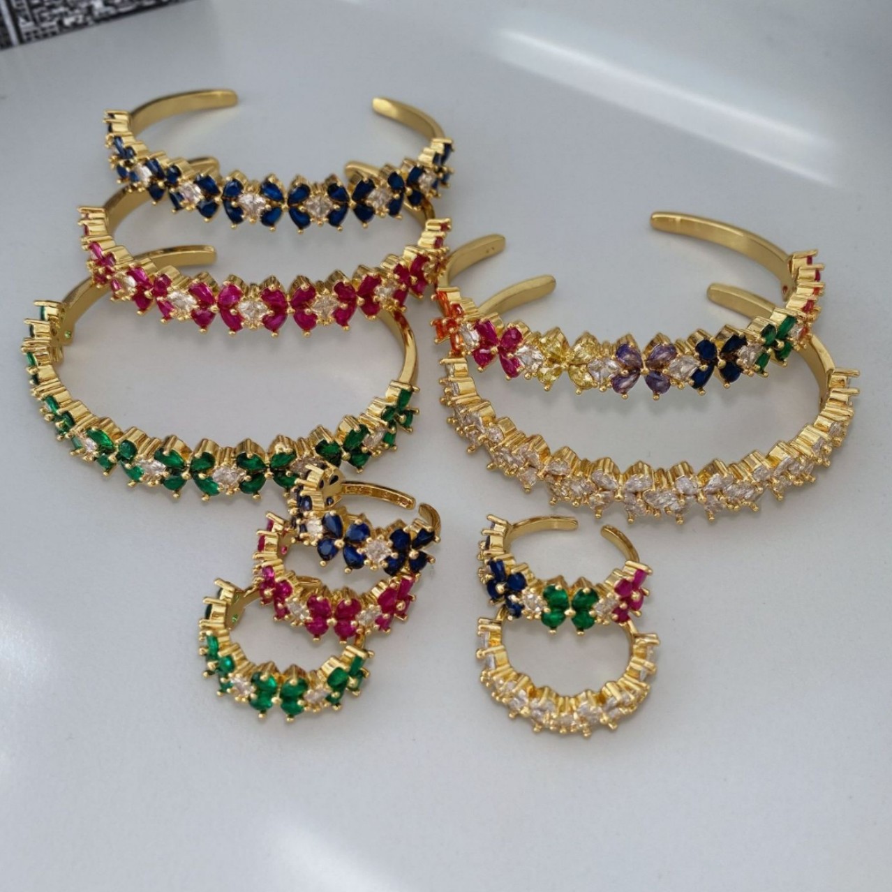 Cross-border high-end copper inlaid zircon four-leaf clover flower ring bracelet, European and American color zirconium full diamond C-shaped bracelet set, copper micro-inlaid wristband Specification drawing