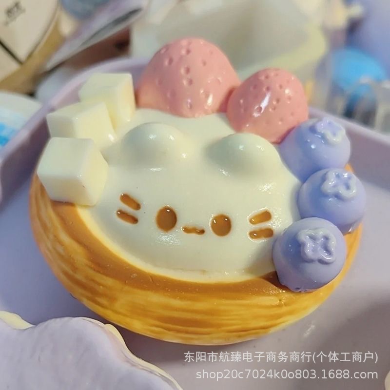 Kitten egg tarts, squeeze the kitten egg tarts. The kitten egg tarts have a water-like texture, burst with juice, and a creamy texture. They relieve stress and have a silicone-like touch, making the skin feel sticky