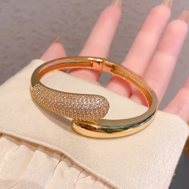 The cold and dazzling starry sky snake-shaped bracelet exudes a sophisticated and high-end feminine charm. It is a versatile and niche design that pairs well with layering Specification image