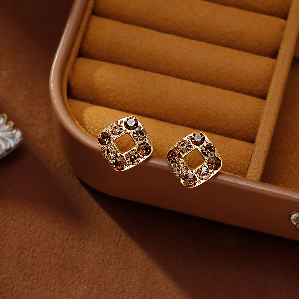 Hyacinth925 silver needle retro Hong Kong-style small stud earrings, niche design, commuting caramel-colored square earrings, elegant earrings details Picture