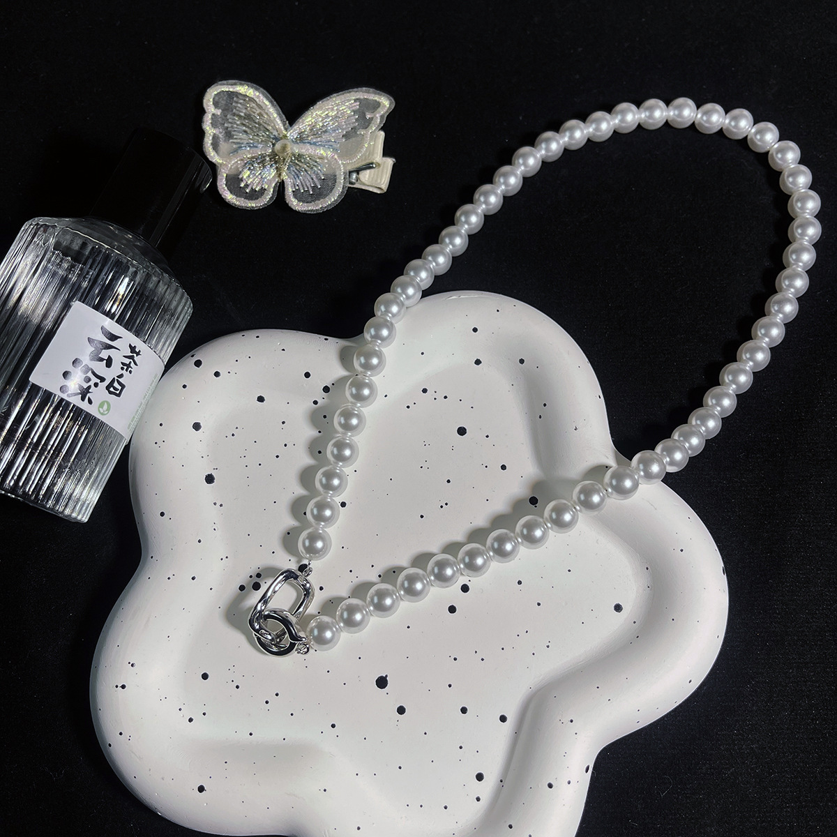 Shi Jia Zheng Yuan Strong Light Large Pearl 8mm Necklace for Women, a new 2024 trendy French collarbone chain high-end accessory Application Scenario