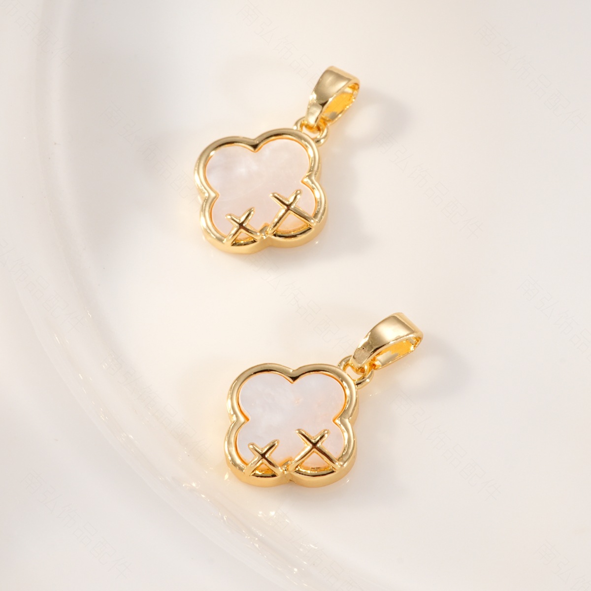 18k copper plated with real gold and inlaid with white shell four-leaf clover pendant, color retention and high-end style, DIY jewelry and necklace clasp Specification image