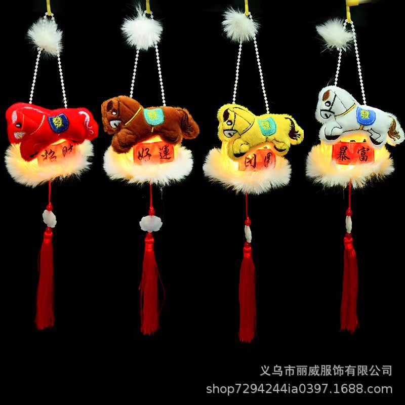 The 2026 New Year of the Horse small lanterns are a bestseller. The new Chinese-style New Year's Eve lanterns are being sold at street stalls in scenic spots at night markets, glowing and selling well details Picture