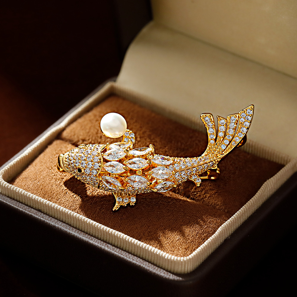 Hyacinth "Yearly Abundance Lucky Koi" Chinese-style exquisite zirconium brooch, high-end light luxury freshwater treasure suit jacket pin details Picture