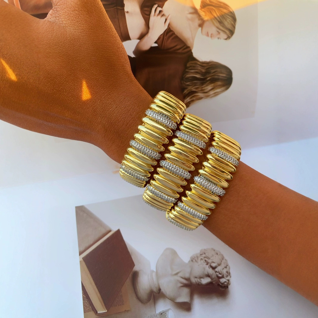New cross-border joint ring bracelet from Europe and America, with a light luxury and individual design sense, wide surface and two-color electroplated set details Picture