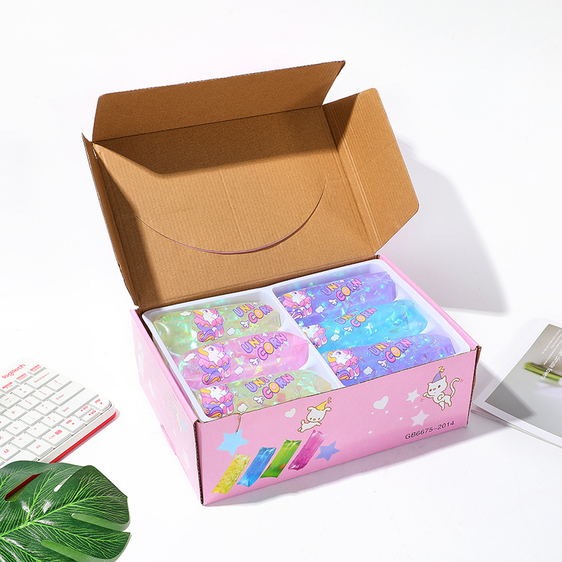 يتم بيع منتج مشهور من نفس طراز Douyin بشكل جيد في كشك بالشارع.