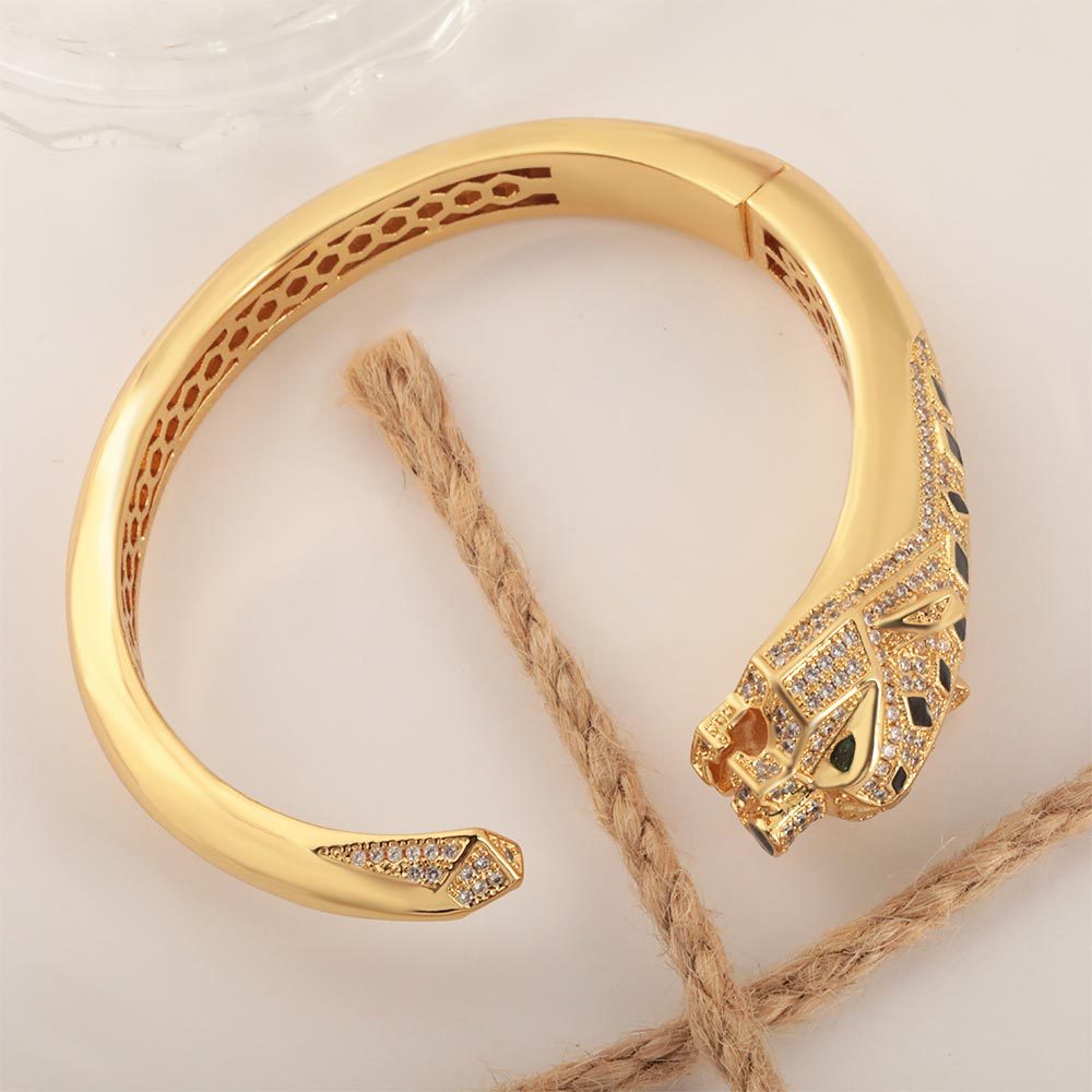The powerful and imposing zircon leopard bracelet in European and American style is a trendy and fashionable leopard head open bracelet accessory for both men and women Application Scenario