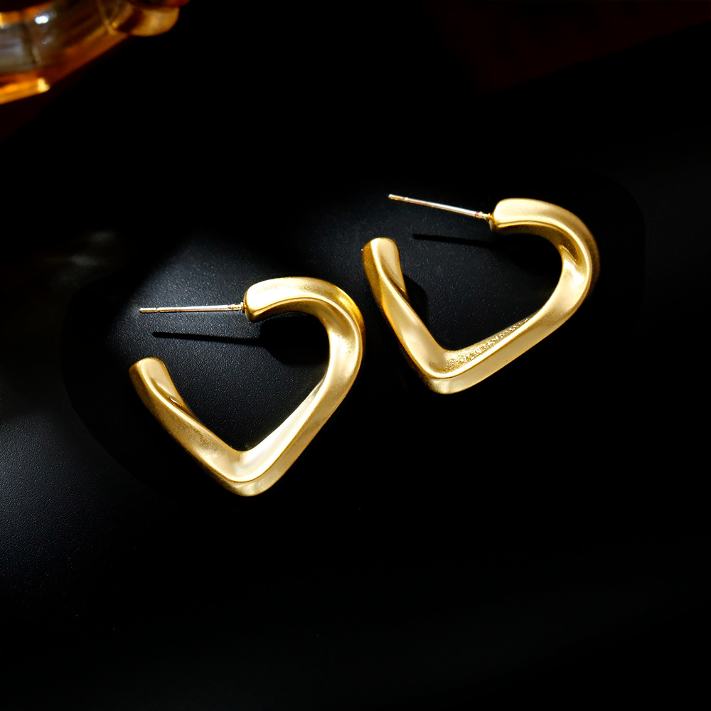 Hyacinth925 agujas de plata minimalista corazón aretes viento frío diseño de nicho torcido temperamento irregular simple y versátil orejeras