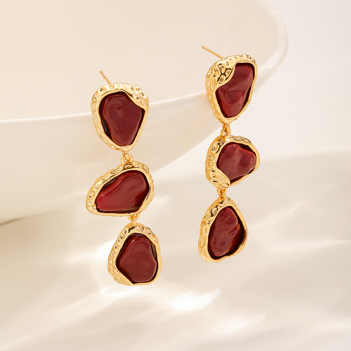 Nasha European and American cross-border copper plated with 18K real gold, set with red plastic beads and tassel earrings, women's S925 silver needle Application Scenario