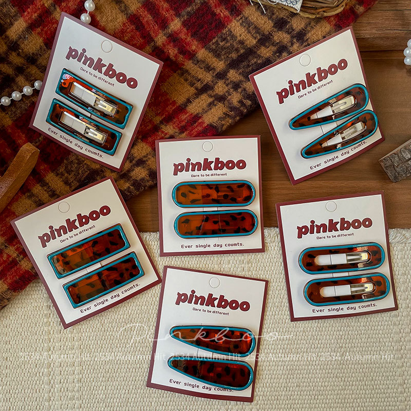 The new Korean-style blue border leopard print hair clip features a simple geometric shape for girls. It is a side fringe fringe clip and a pinkboo leopard print transparent hair clip with blue border decoration. It is a simple style for girls' daily fashionable hair Application Scenario