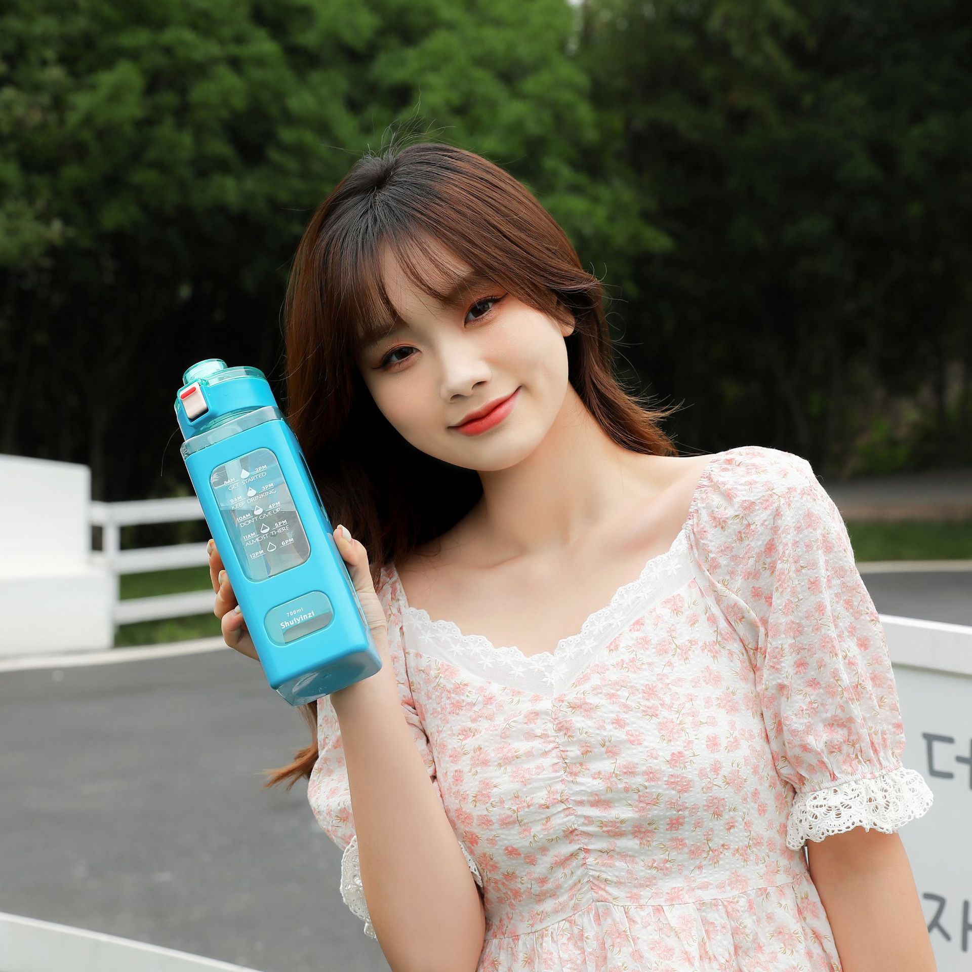 Outdoor portable cross-border simple square cup, straw cup, jumping lid, lifting rope, juice flower tea plastic water bottle, 700ml details Picture