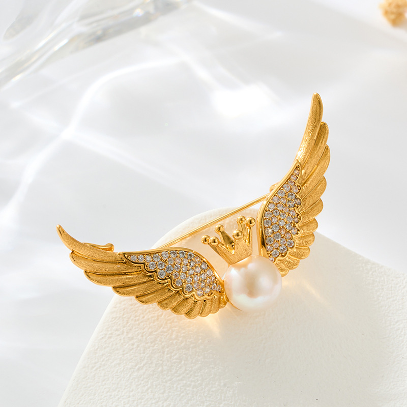 Original design two-color crown wing brooch, copper alloy, real gold electroplated and set with zircon freshwater pearls, exquisite brooch Application Scenario