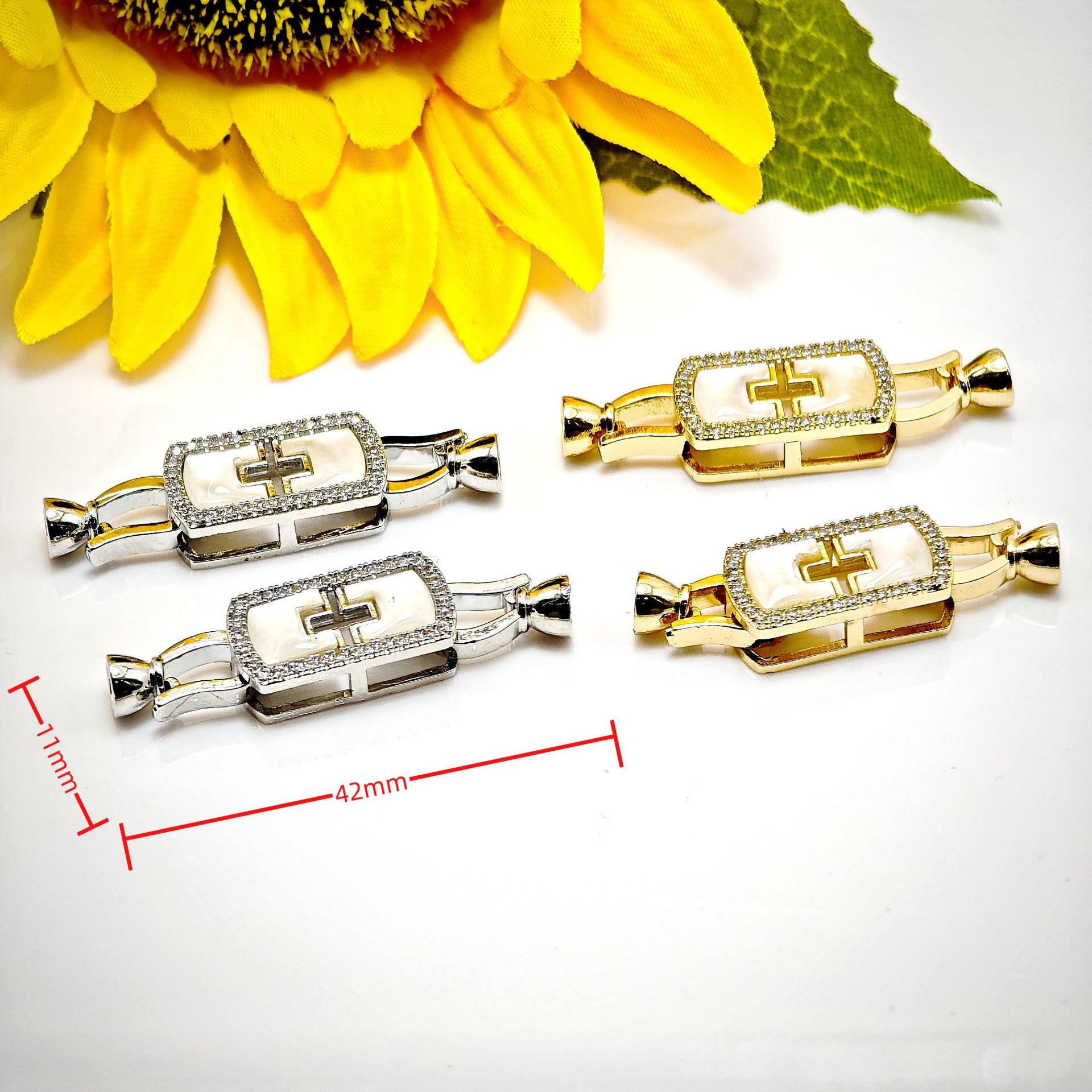 Pearl necklace buckle, cross buckle, electroplated high color retention mother-of-pearl necklace buckle, DIY bracelet, necklace buckle, D-shaped buckle Application Scenario