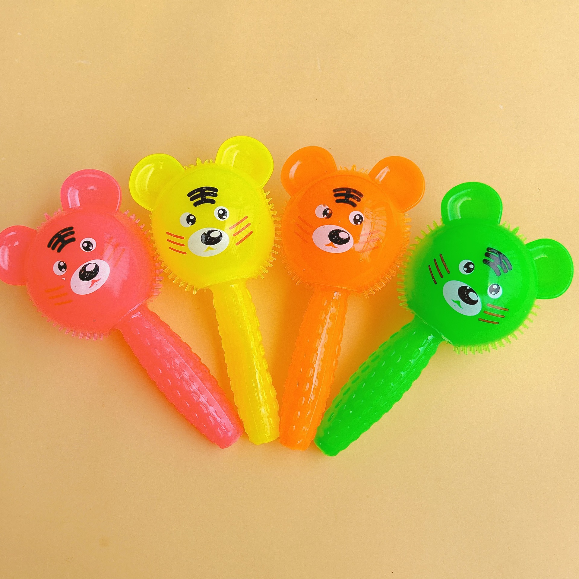 A light-emitting hand-held animal that can be pinched and make sounds, a fun toy for children to relieve stress and release, is being promoted as a gift and is selling well at a stall Specification image