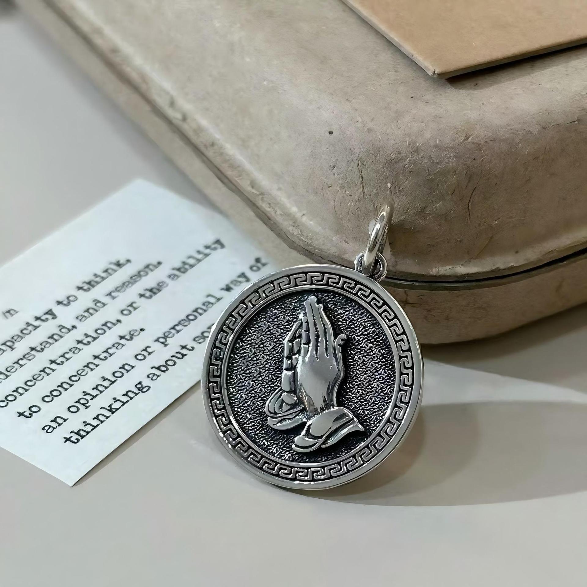 S925纯银祈祷之手吊坠项链街头个性男女潮牌嘻哈风小众设计感圆牌