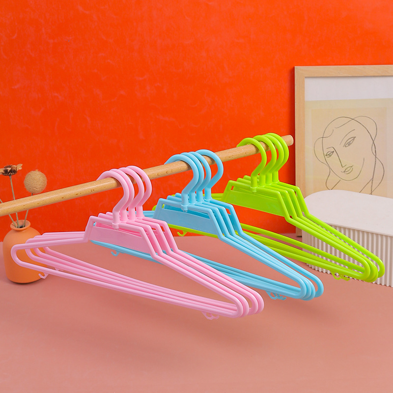 Manufacturer's colored plastic clothes hangers, daily-use round clothes hangers, home clothes drying racks, street stall clothes hangers, elderly clothes hangers Application Scenario