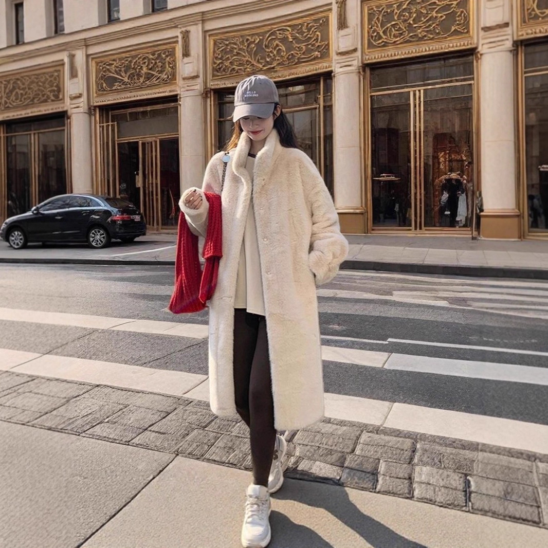For the autumn and winter of 2025, there is a thick, long stand-up collar mink, mink fur and fur integrated coat for women details Picture