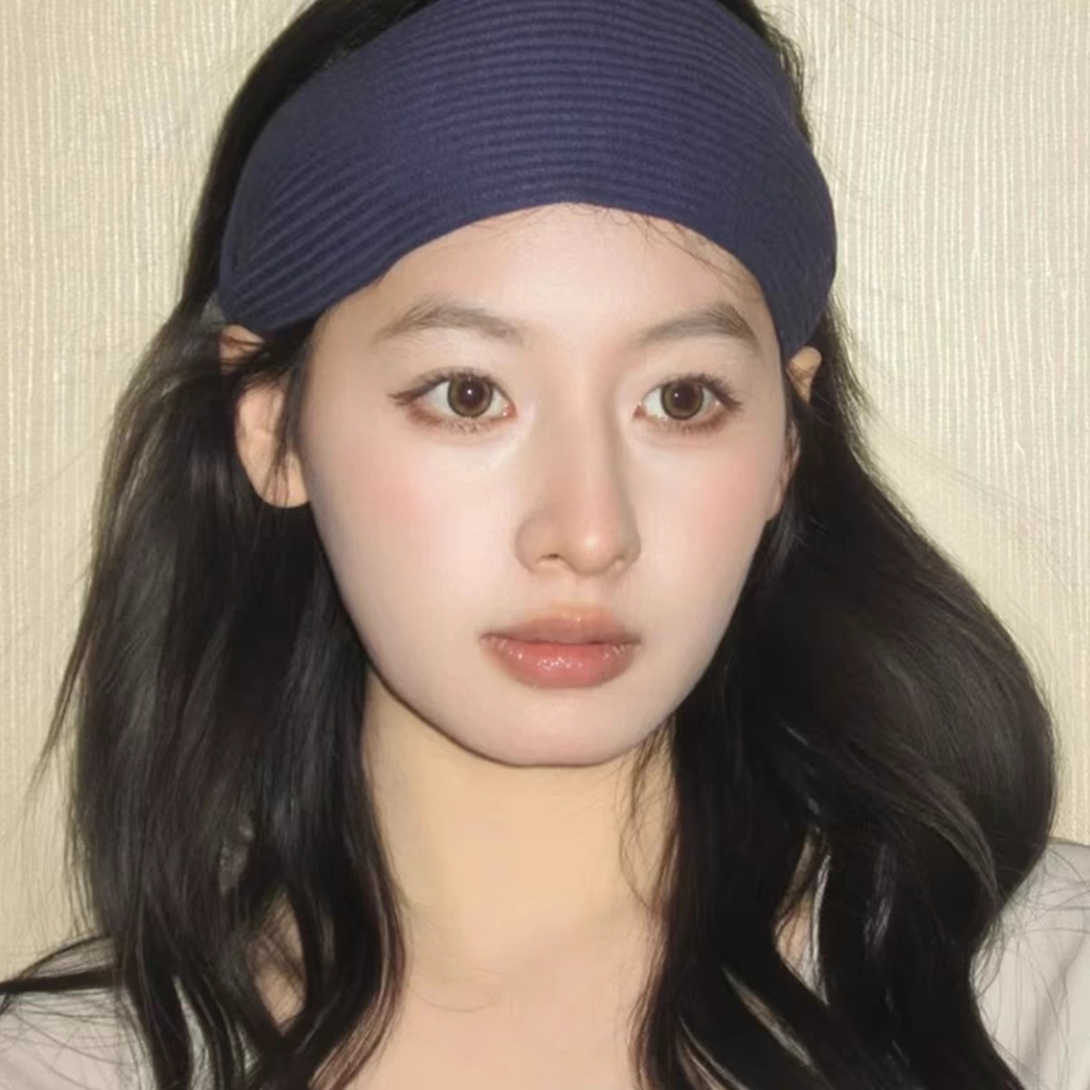 The same retro knitted band with a widened hairband that covers the hair seam and raises the anti-slip hair clip on the top of the head as Yi Mengling's Specification image