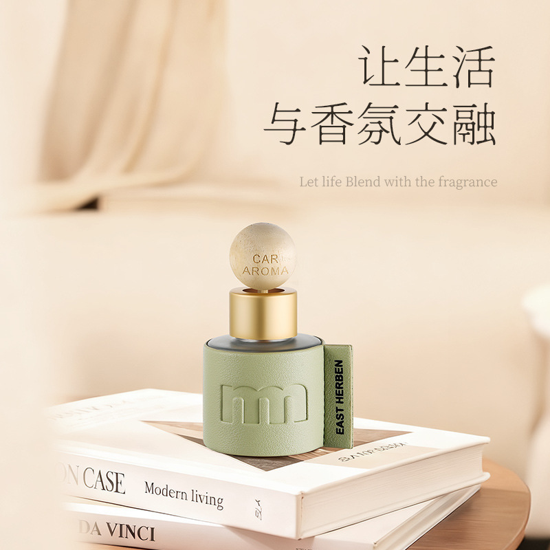 50ml portable car aromatherapy essential oil, car fragrance deodorizing aroma, car interior decoration, souvenir, long-lasting light fragrance Application Scenario