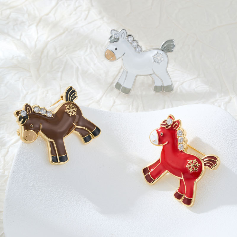 Light luxury and cute enamel little horse brooch, festive and adorable zodiac horse pin, exquisite and high-end best-selling clothing and accessories