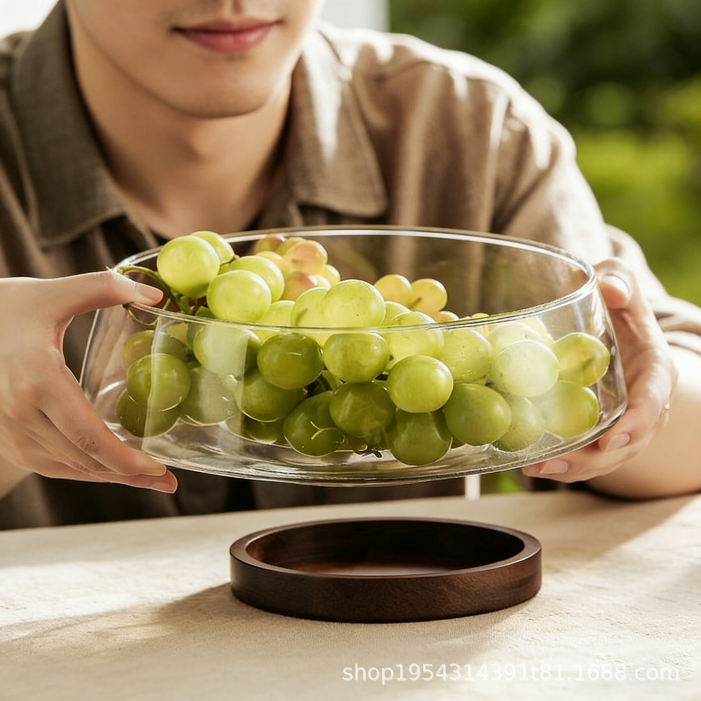 High-legged fruit bowl, living room coffee table, glass cold dish and fruit plate, acacia wood lid with fork, spoon and tongs, salad bowl, transparent box Application Scenario