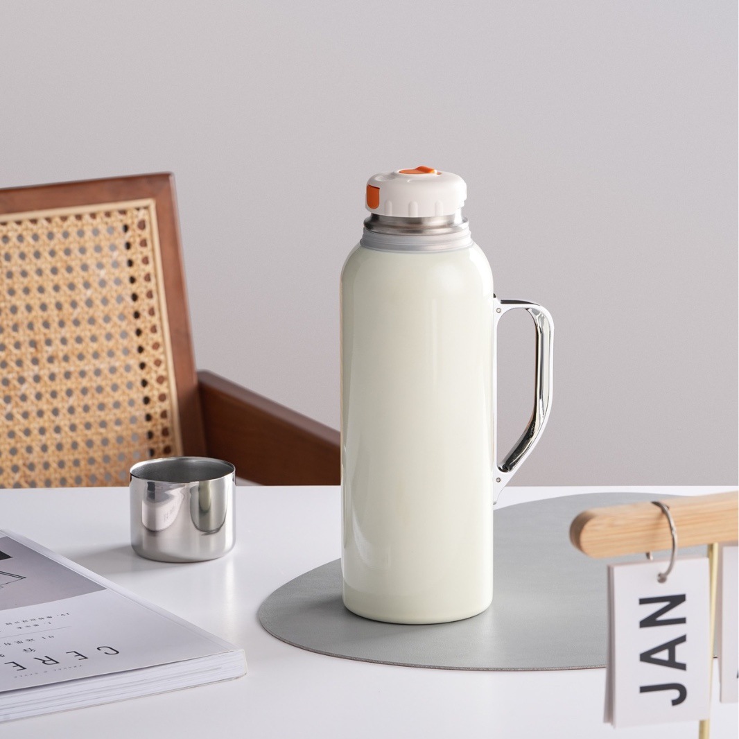 New high-appearation-level family heiring-style teapot, 316 stainless steel insulated teapot, portable large-capacity tea-water separation stewed teapot, business Application Scenario