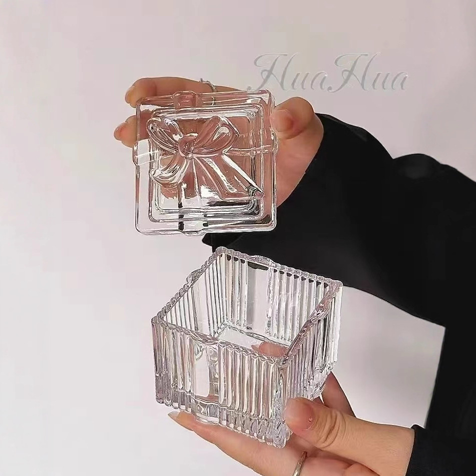 Creative retro bow heart-shaped jewelry box with glass lid, exquisite home dressing table, necklace and accessory storage box Application Scenario