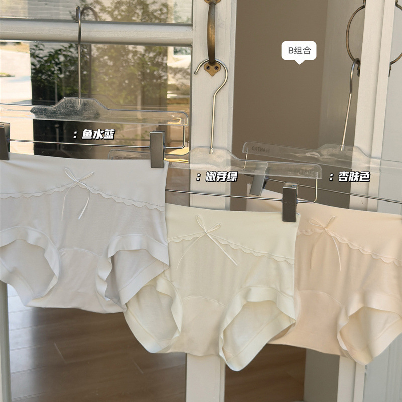 The new Spring and Autumn minimalist soft cotton underwear for women features a mid-high waist, breathable and hip-lifting design, and a simple Japanese-style triangular waistband details Picture