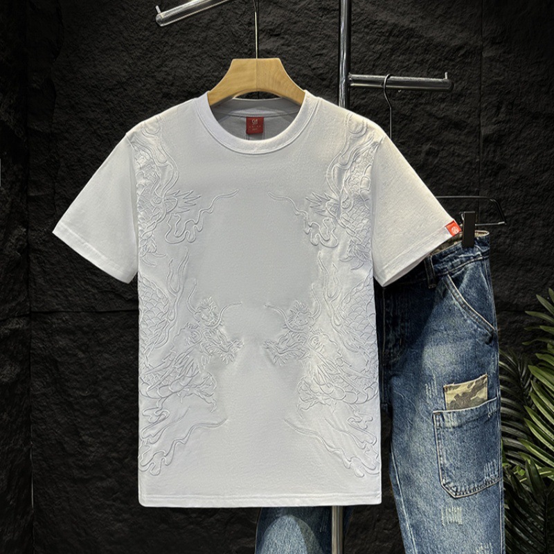 This is a highly anticipated short-sleeved T-shirt with dragon pattern embroidery for men's summer casual and versatile wear, featuring a half-sleeved base layer