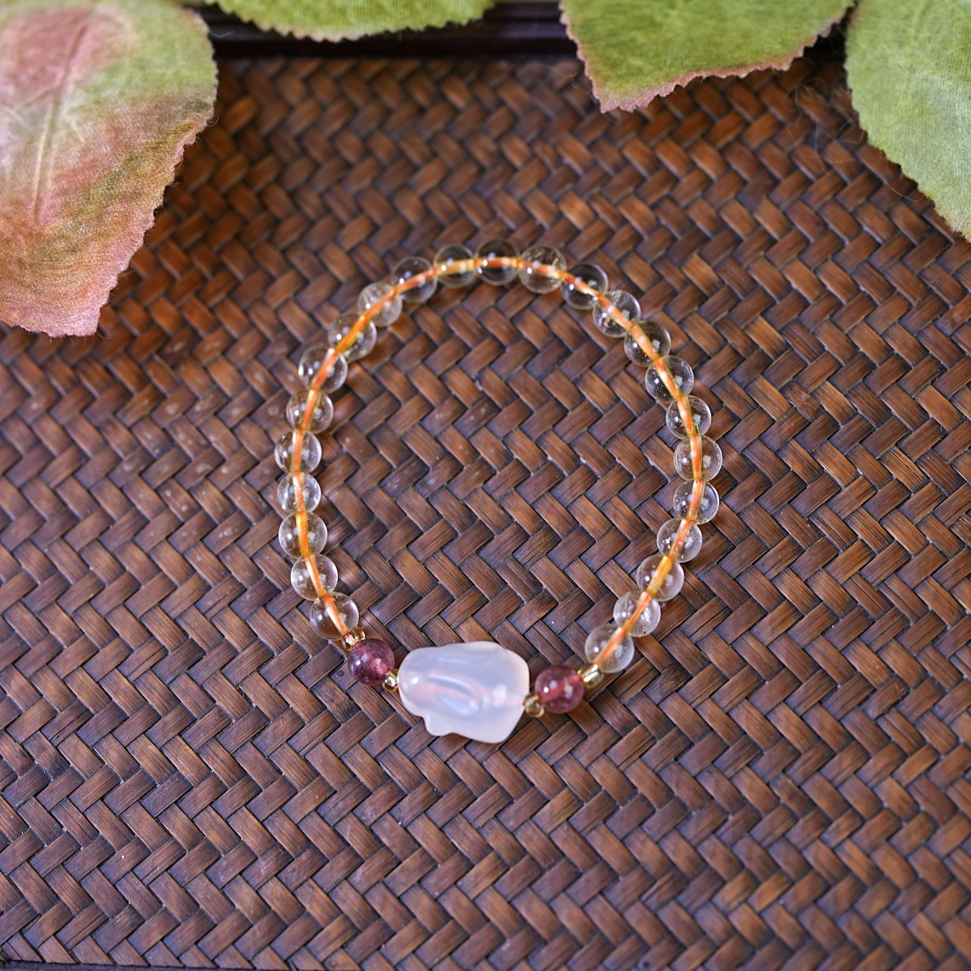 Strawberry crystal with white crystal bracelet, women's fashionable, light luxury and high-end crystal bracelet, beaded jewelry and accessories wholesale Specification image