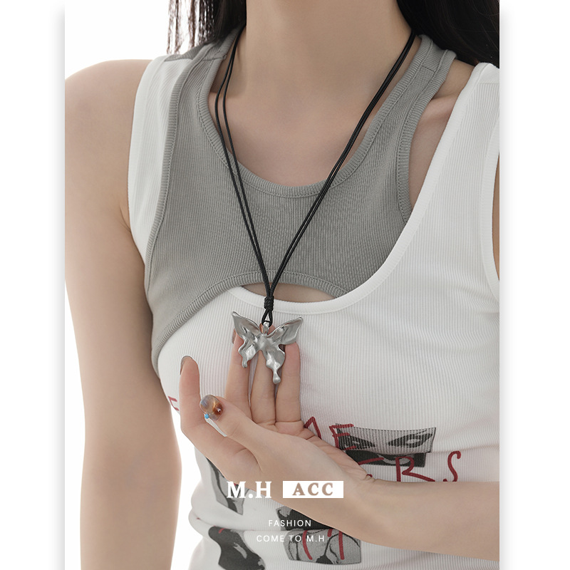 A cold and cool metal butterfly necklace, an original design for women, with a niche and cold style. It's a versatile pendant for daily commuting and a collarbone chain details Picture