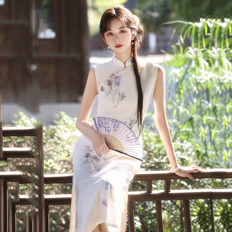 The new 2026 version of the classic white sleeveless Chinese-style long cheongsam with a traditional Chinese style has been improved for young people. It exudes a sense of high-end women and is retro for summer