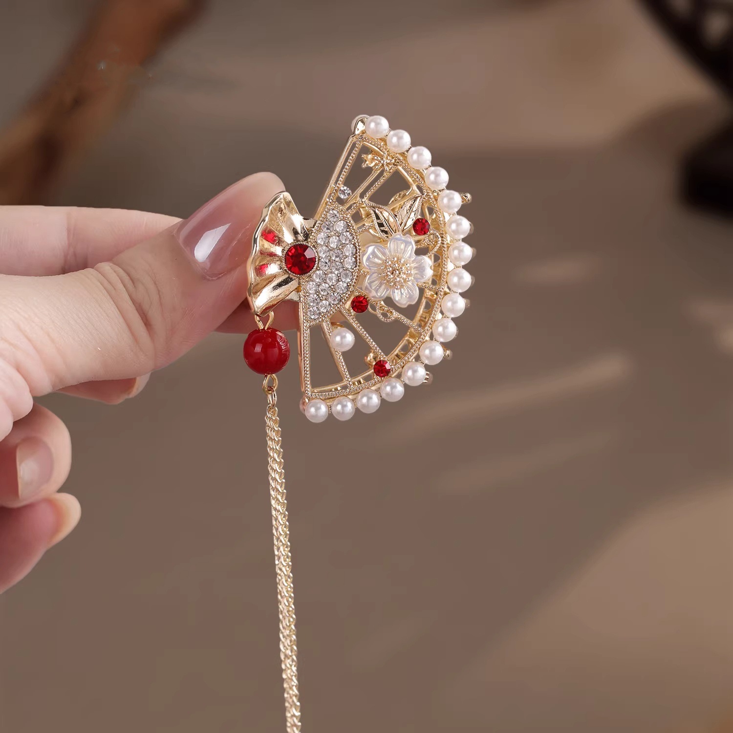 Hanfu tassel ancient-style grab clip, new Chinese-style Chinese fan-shaped step shake, elegant semi-tied hair clip