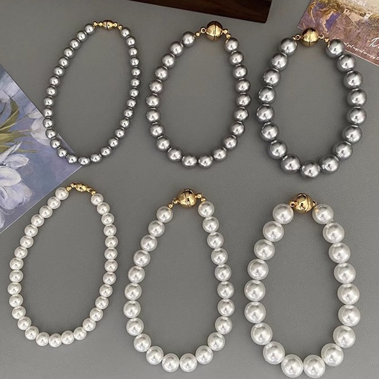 This is a trendy accessory for women, featuring a strong Australian white round magnetic pearl bracelet. It exudes a light luxury, niche and high-end vibe Specification image