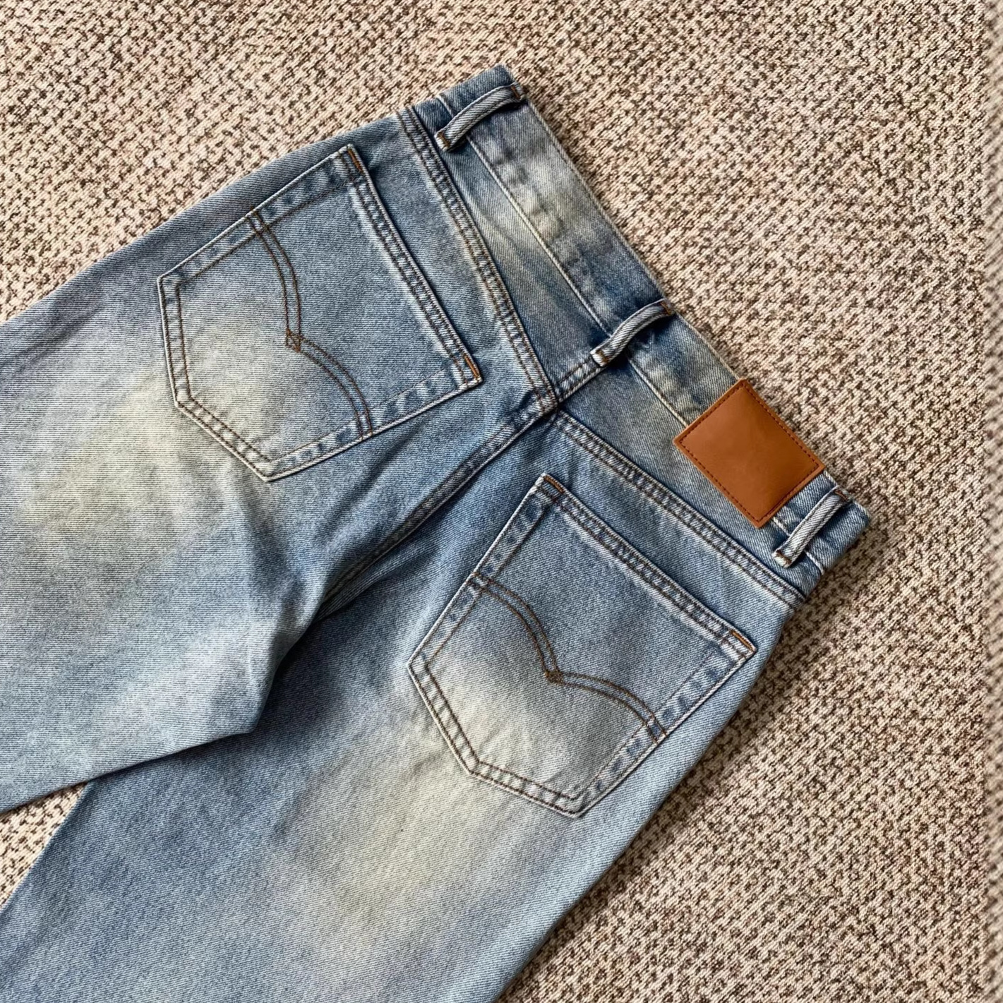 The new loose, slightly flared jeans for early spring are a perfect match for women with a high waist, which can lift the buttocks and make them look slimmer Application Scenario