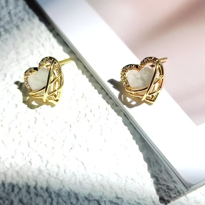 The high-end heart-shaped stud earrings are versatile, exuding a light luxury and simple style. The new whitening and cold style earrings are exquisite and simple Specification drawing