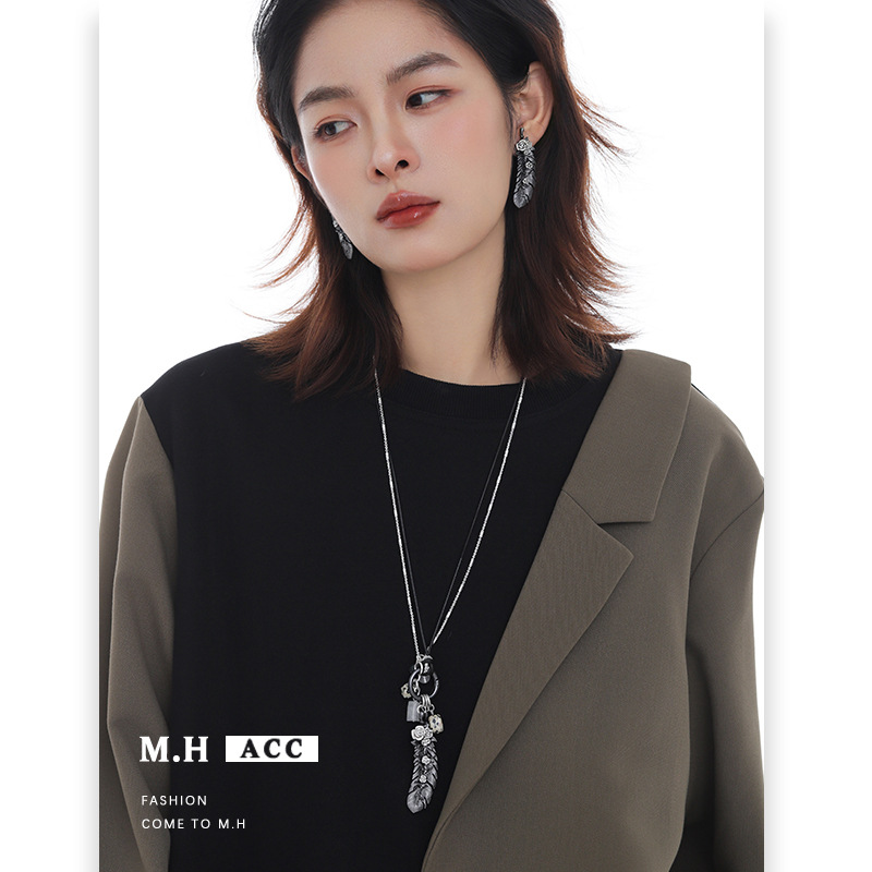 The Dark Feather necklace is a long, original design for women with a versatile commuting style. It is a light luxury, niche, and unique sweet and cool sweater chain details Picture