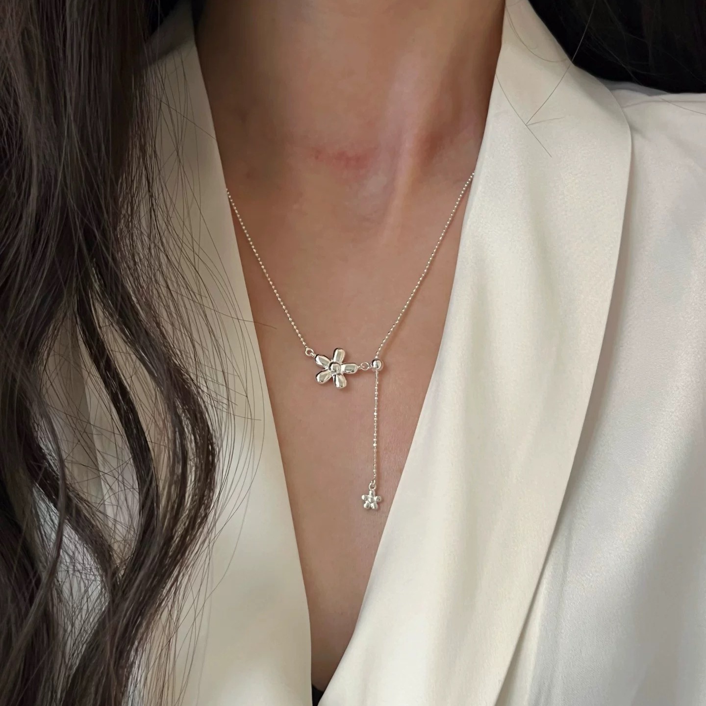 The entire S925 sterling silver 11.20 flower tassel necklace is a women's Instagram niche design with a light luxury and high-end feel. It is a pull-out collarbone chain Specification image