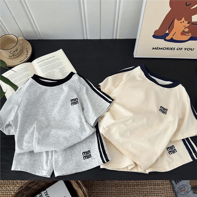 A new summer fashion children's short-sleeved T-shirt and top with embroidered letters, a casual two-piece set for boys and girls