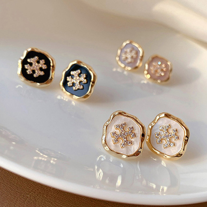 New autumn and winter snowflake stud earrings for women, exuding a sense of high-end elegance and gentle charm. Copper gold-plated creative design earrings for wholesale