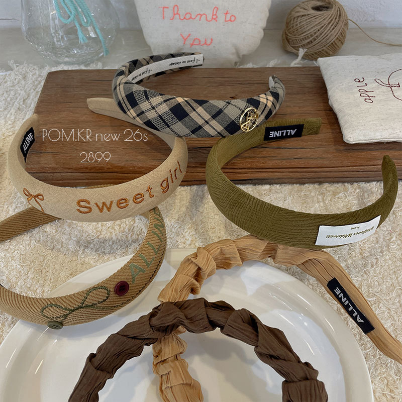 The new Korean-style checkered headband exudes a sense of sophistication for girls. The letter headband is versatile for autumn and winter. The high top hairpin creates an atmosphere for girls details Picture
