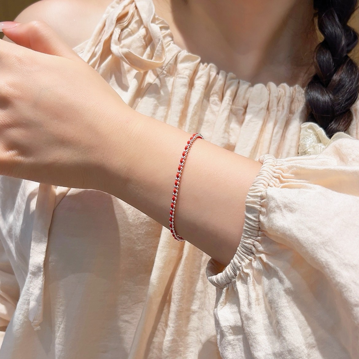 This is a simple and elegant New Year's zodiac year bracelet with a double-layer woven red rope plated with Miao silver and hidden silver. Give it to your girlfriend Application Scenario