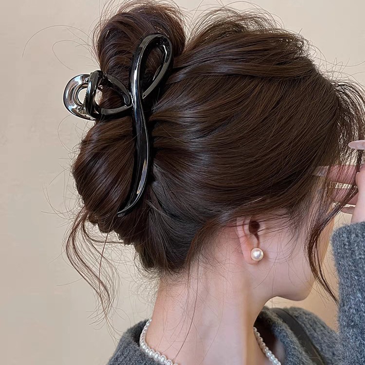 The high-end Maillard grab clip is a large female 2024 new style, featuring a shark clip at the back of the head and a stylish hair accessory for autumn Specification image