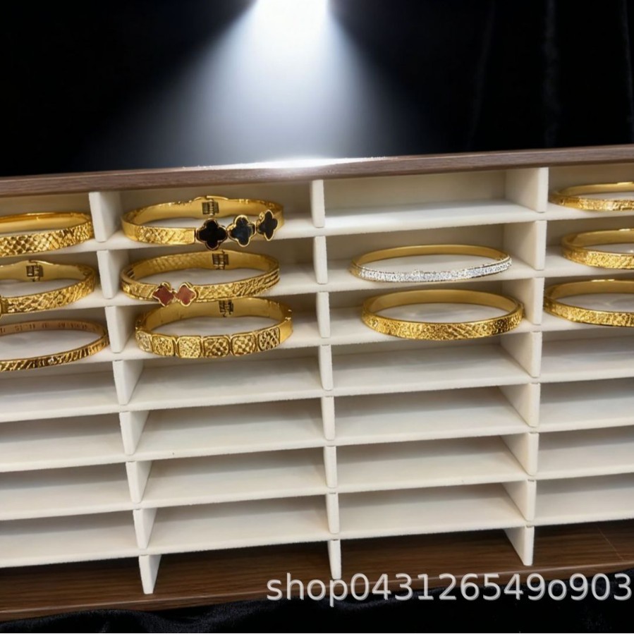 珠宝/锆石手镯/小猪佩奇手串/二代蜜蜡/珠宝首饰白底实物图